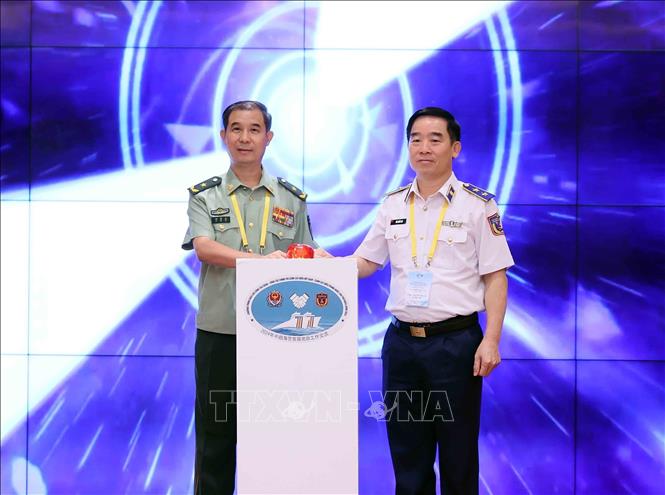 Lieutenant General Bui Quoc Oai, Political Commissar of the VCG, and Major General Liu Houjie, Deputy Political Commissar of the CCG, launch the exchange. VNA Photo: An Đăng 