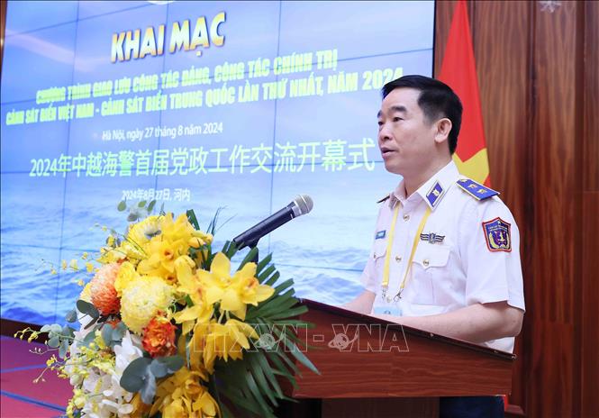 Lieutenant General Bui Quoc Oai, Political Commissar of the VCG, addresses the exchange. VNA Photo: An Đăng
