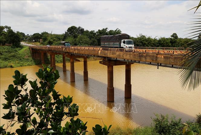 Cầu 38 Bình Phước được coi là điểm nhấn giữa lòng hồ Thác Mơ. Ảnh: Hồng Đạt - TTXVN
