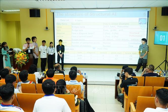 A team presents their design of the bridge at the event. VNA Photo: Ánh Tuyết