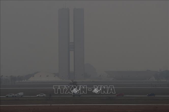 Khói mù bao trùm đường phố thủ đô Brasilia, Brazil ngày 26/8/2024. Ảnh: THX/TTXVN