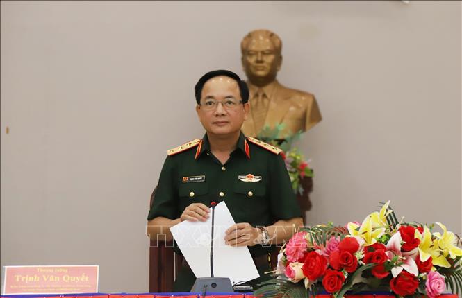 Thượng tướng Trịnh Văn Quyết phát biểu tại Trường Lý luận Chính trị Quân đội Lào. Ảnh: Xuân Tú - PV TTXVN tại Lào