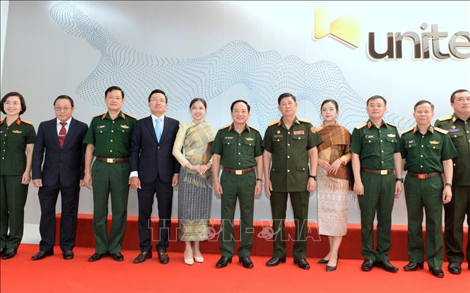 Thượng tướng Trịnh Văn Quyết, Chủ nhiệm Tổng cục Chính trị với cán bộ, nhân viên Công ty Star Telecom (Unitel). Ảnh: Xuân Tú - PV TTXVN tại Lào