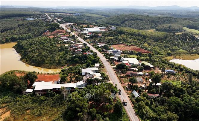 Huyện Bù Đăng là cửa ngõ nối vùng Đông Nam Bộ với Tây Nguyên có con đường huyết mạch Quốc lộ 14 chạy qua, có địa hình cao nguyên thấp còn nhiều vẻ đẹp hoang sơ của núi rừng. Ảnh: Hồng Đạt - TTXVN
