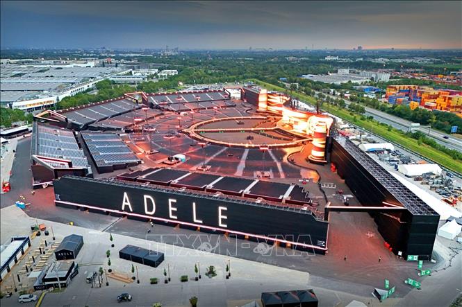Địa điểm biểu diễn tạm thời Adele Arena với sức chứa 80.000 người được xây dựng trong vòng 3 tháng, với kinh phí khoảng 130 triệu euro chỉ để phục vụ 10 đêm diễn của ca sỹ Adele tại thành phố Munich. Ảnh: dpa - TTXVN phát