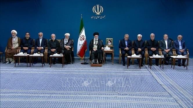 Lãnh tụ tối cao Iran, Đại giáo chủ Ali Khamenei (giữa) cùng Tổng thống Masoud Pezeshkian và các thành viên nội các trong cuộc họp ở Tehran. Ảnh: IRNA/TTXVN