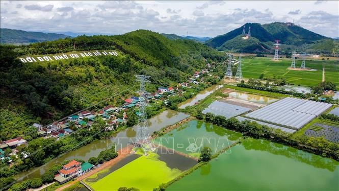 Thi công kéo dây đoạn Quảng Trạch - Quỳnh Lưu trên địa bàn huyện Nam Đàn, Nghệ An. Ảnh: Huy Hùng - TTXVN