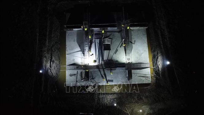 Thi công tăng ca tại vị trí 144 thuộc gói thầu 21 đường dây 500kV đoạn Quỳnh Lưu - Thanh Hóa. Ảnh: Huy Hùng - TTXVN