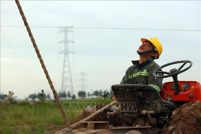 Dùng máy cày cải tiến để thực hiện kéo dây trên tuyến đường dây Nhà máy nhiệt điện Nam Định 1 - Phố Nối trên địa bàn huyện Hưng Hà (Thái Bình). Ảnh: Huy Hùng – TTXVN
