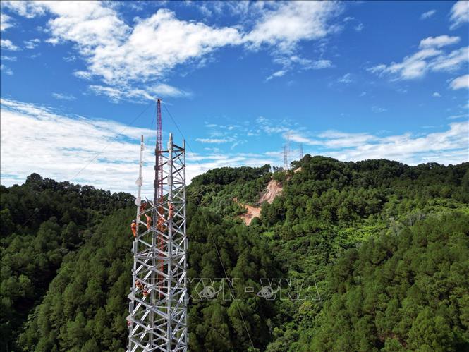 Lắp dựng cột của cung đoạn đường dây 500kV mạch 3 Quảng Trạch-Quỳnh Lưu trên địa bàn huyện Nam Đàn (Nghệ An). Ảnh: Huy Hùng - TTXVN