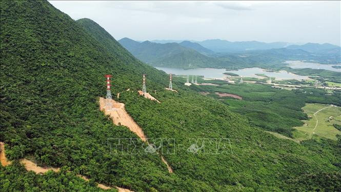 Dự án 500 kV đi qua địa bàn thị xã Kỳ Anh (Hà Tĩnh) nằm trên dãy Hoành Sơn có địa hình rất hiểm trở, các vị trí chủ yếu nằm trên núi cao. Ảnh: Huy Hùng - TTXVN