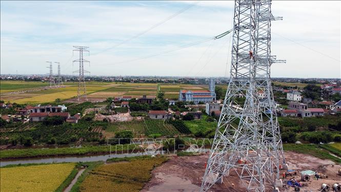 Thi công kéo dây trên tuyến đường dây đoạn Nhà máy nhiệt điện Nam Định 1 - Phố Nối giữa trưa nắng tại huyện Nghĩa Hưng, tỉnh Nam Định. Ảnh: Huy Hùng – TTXVN