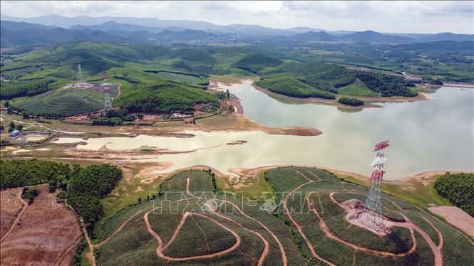 Thi công dự án đường dây 500kV đoạn Quỳnh Lưu - Thanh Hóa có chiều dài 92 km. Ảnh: Huy Hùng – TTXVN