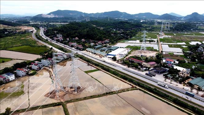 Tuyến đường dây 500kV đoạn Nhà máy nhiệt điện Nam Định 1 – Thanh Hóa qua tuyến Quốc lộ 1, thuộc địa phận huyện Hậu Lộc (Thanh Hóa) hoàn thành ngày 30/6/2024. Ảnh: Huy Hùng - TTXVN