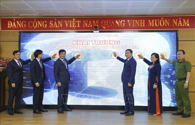 Đại biểu ấn nút khai trương hệ thống camera giám sát toàn tỉnh Điện Biên. Ảnh: Xuân Tư – TTXVN