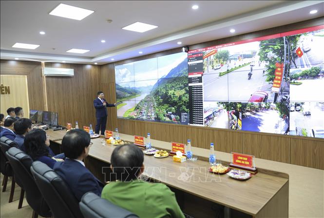 Giới thiệu về hệ thống camera giám sát tại Trung tâm Điều hành thông minh tỉnh Điện Biên. Ảnh: Xuân Tư – TTXVN