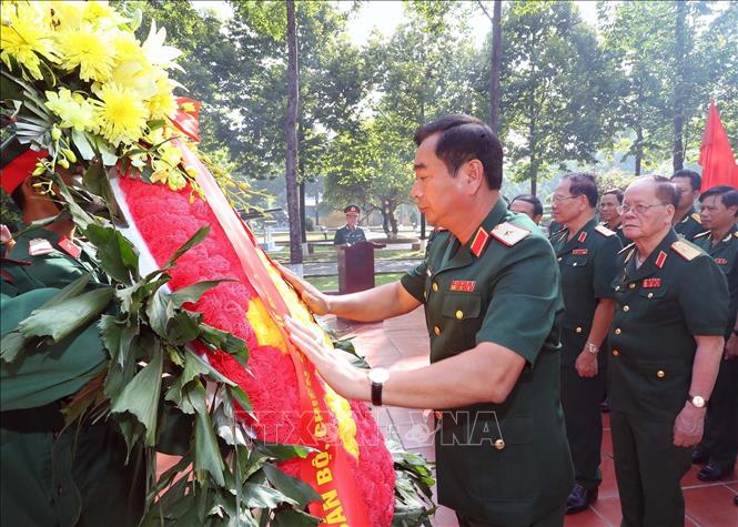 Lễ dâng hương tưởng niệm các Anh hùng, liệt sĩ của Sư đoàn. Ảnh: Trọng Đức - TTXVN