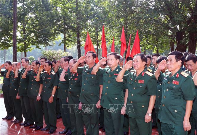 Lễ dâng hương tưởng niệm các Anh hùng, liệt sĩ của Sư đoàn. Ảnh: Trọng Đức - TTXVN