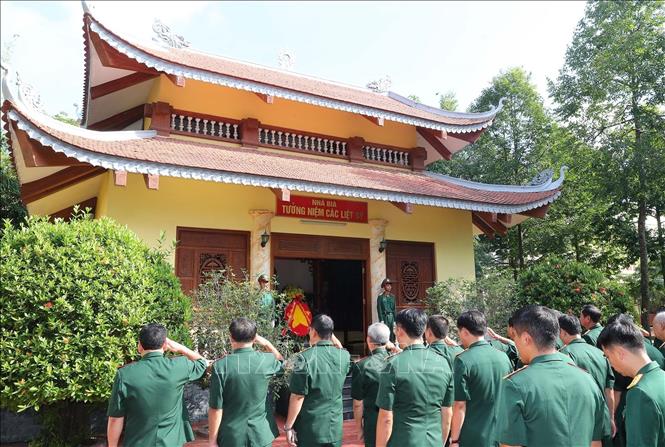 Lễ dâng hương tưởng niệm các Anh hùng, liệt sĩ của Sư đoàn. Ảnh: Trọng Đức - TTXVN