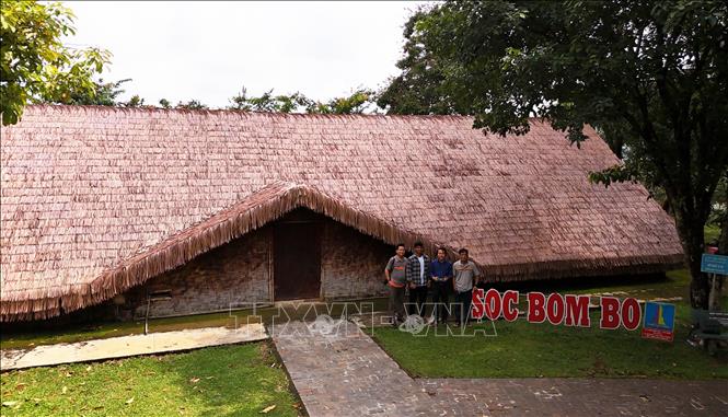 Nhà dài truyền thống của người S’tiêng nhánh Bù lơ được phục dựng trong Khu bảo tồn văn hóa dân tộc S’tiêng sóc Bom Bo. Ảnh: Hồng Đạt - TTXVN 