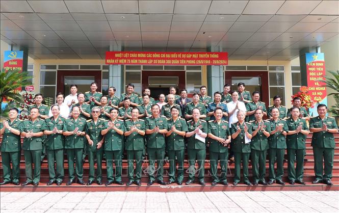 Các thế hệ cán bộ, chỉ huy Sư đoàn 308 Quân Tiên phong trong ngày kỷ niệm. Ảnh: Trọng Đức - TTXVN
