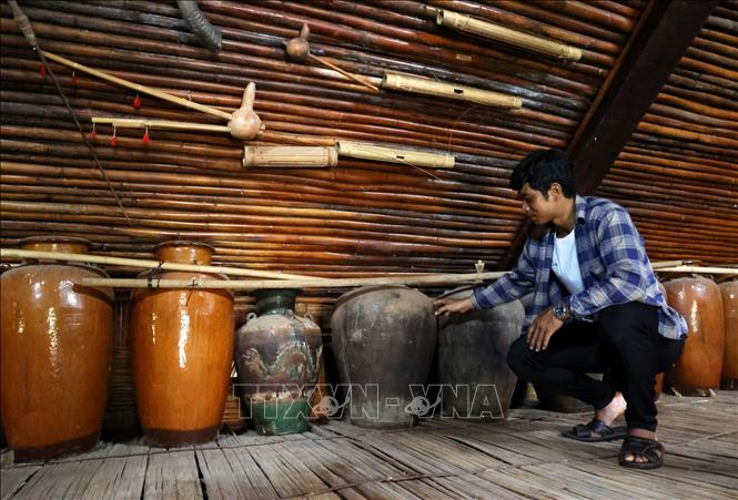 Thuyết minh viên Điểu Cường (người S’tiêng) giới thiệu bộ ché mang đặc trưng văn hóa dân tộc S’tiêng. Ảnh: Hồng Đạt - TTXVN
