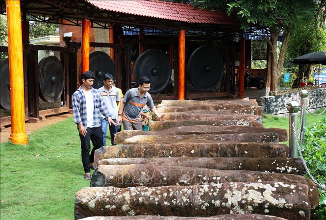 Bộ đàn đá nặng 20 tấn lớn nhất Việt Nam trưng bày trong Khu bảo tồn văn hóa dân tộc S’tiêng sóc Bom Bo. Ảnh: Hồng Đạt - TTXVN
