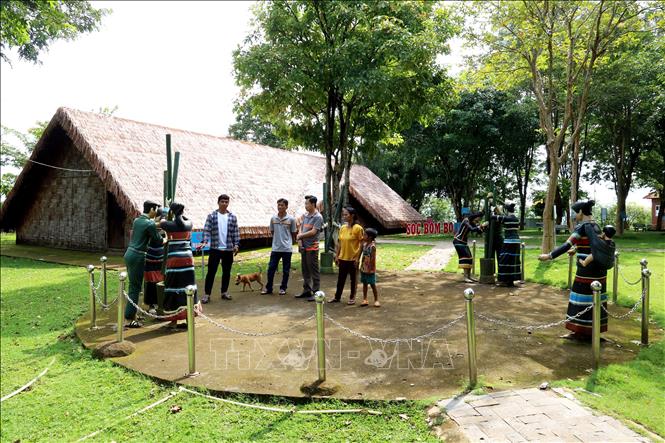 Tái hiện hình ảnh giã gạo nuôi quân của đồng bào S’tiêng thời kháng chiến chống Mỹ cứu nước trong Khu bảo tồn văn hóa dân tộc S’tiêng sóc Bom Bo. Ảnh: Hồng Đạt - TTXVN
