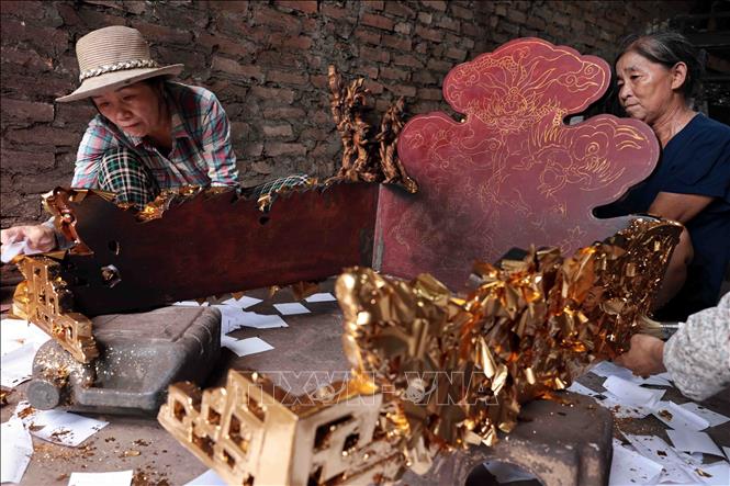 Ngai, kiệu, tượng Phật, đồ thờ là những sản phẩm đặc trưng của làng Sơn Đồng. Ảnh: Trần Việt - TTXVN