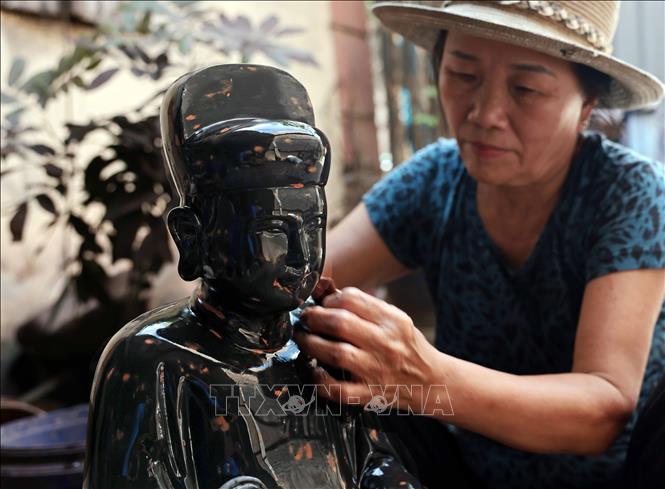 Hơn 80% hộ dân tại làng nghề Sơn Đồng, làm và sinh sống bằng nghề thủ công mỹ nghệ. Ảnh: Trần Việt - TTXVN