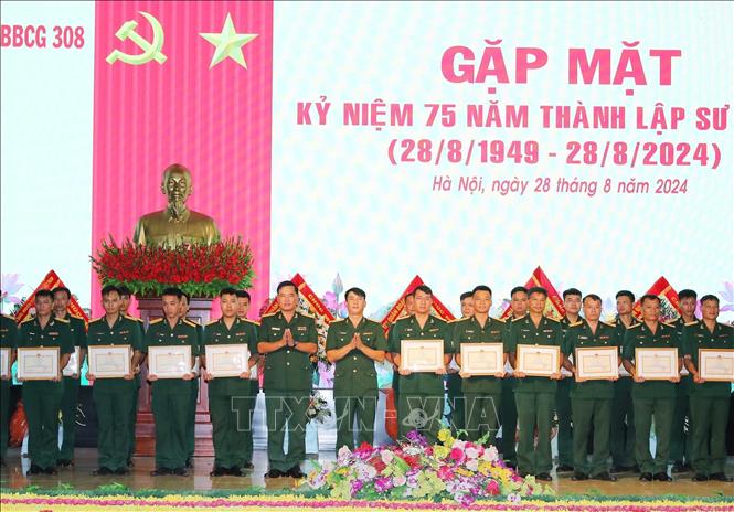 Trao Giấy khen của Sư đoàn trưởng Sư đoàn 308 cho các tập thể, cá nhân. Ảnh: Trọng Đức - TTXVN