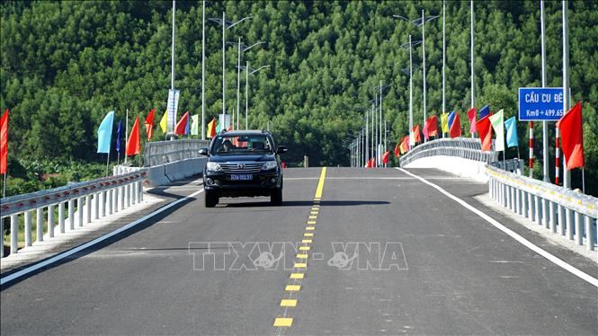 Cầu Cu Đê giúp rút ngắn tuyến đường di chuyển từ thôn Lộc Mỹ đến UBND xã Hòa Bắc. Ảnh: Quốc Dũng - TTXVN