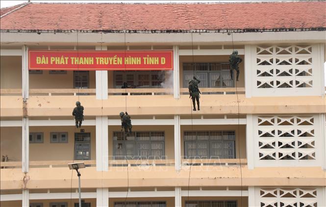 Lực lượng vũ trang diễn tập tình huống tiếp cận mục tiêu từ trên xuống để tiêu diệt khủng bố, giải cứu con tin. Ảnh: Tuấn Anh – TTXVN