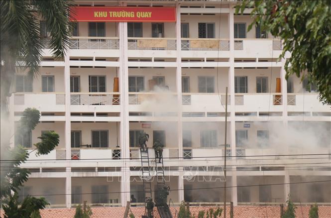 Lực lượng vũ trang diễn tập tình huống tiếp cận mục tiêu khu trường quay, Đài Phát thanh truyền hình tỉnh D, để tiêu diệt khủng bố, giải cứu con tin. Ảnh: Tuấn Anh – TTXVN