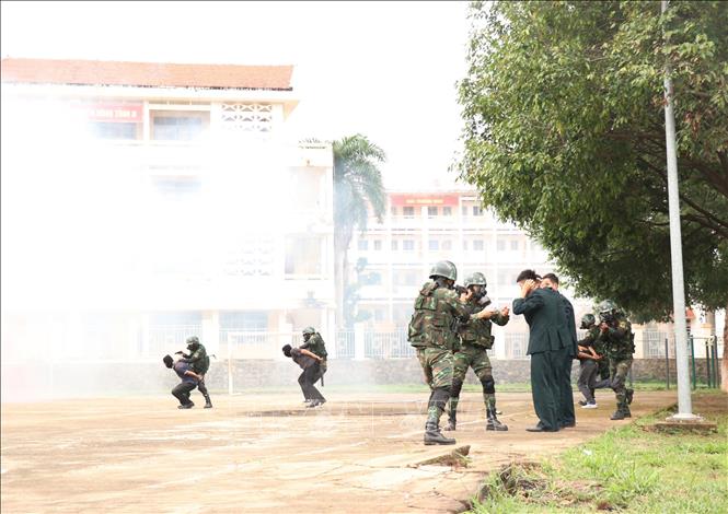 Nhận diện và truy bắt các đối tượng khủng bố bỏ trốn. Ảnh: Tuấn Anh – TTXVN