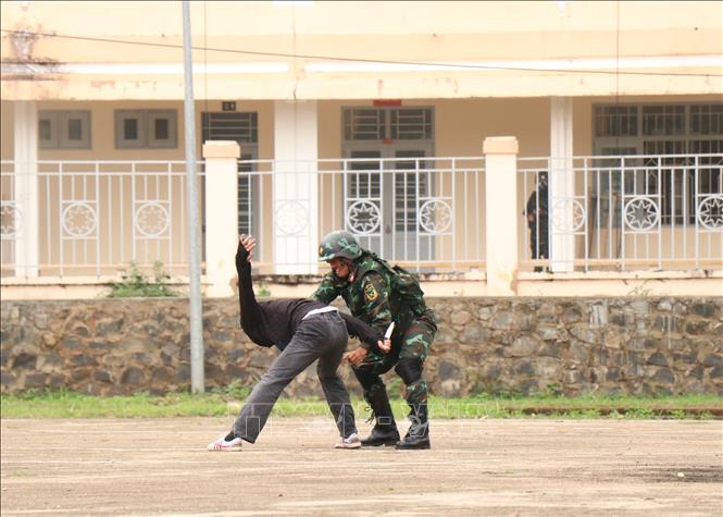 Truy bắt đối tượng khủng bố bỏ trốn. Ảnh: Tuấn Anh – TTXVN