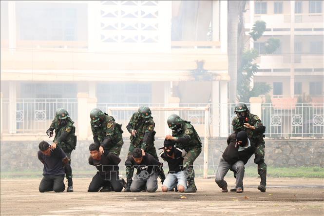 Truy bắt các đối tượng khủng bố bỏ trốn. Ảnh: Tuấn Anh – TTXVN
