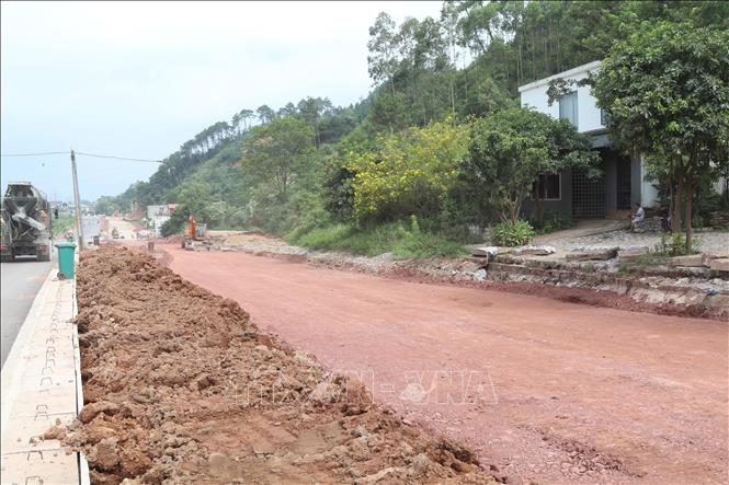 Một đoạn tuyến đường nâng cấp Quốc lộ 4B (đoạn Km3+700 - Km18) đủ điều kiện về nền, móng chờ rải thảm bê tông nhựa. Ảnh: Quang Duy - TTXVN