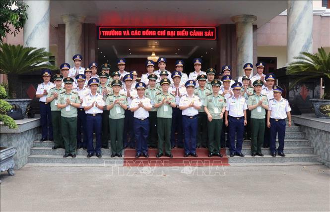 Đoàn Cảnh sát biển Trung Quốc và lãnh đạo Bộ Tư lệnh Vùng Cảnh sát biển 1 chụp ảnh lưu niệm. Ảnh: Hoàng Ngọc - TTXVN