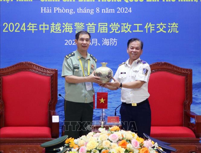 Thiếu tướng Trần Văn Thơ (phải), Tư lệnh Vùng Cảnh sát biển 1 tiếp đoàn công tác Cảnh sát biển Trung Quốc do đồng chí Thiếu tướng Lưu Hậu Kiệt, Phó Chính ủy, Cảnh sát biển Trung Quốc làm Trưởng đoàn. Ảnh: Hoàng Ngọc - TTXVN