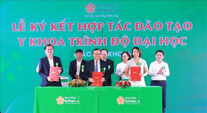 Lễ ký kết hợp tác đào tạo Y khoa trình độ Đại học tại trường Đại học Đông Á. Ảnh: Văn Dũng - TTXVN