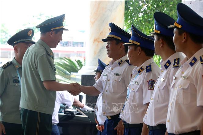 Thiếu tướng Trần Văn Thơ (người bắt tay bên phải), Tư lệnh Vùng Cảnh sát biển 1 đã đón tiếp đoàn công tác Cảnh sát biển Trung Quốc do Thiếu tướng Lưu Hậu Kiệt, Phó Chính ủy, Cảnh sát biển Trung Quốc làm Trưởng đoàn. Ảnh: Hoàng Ngọc - TTXVN