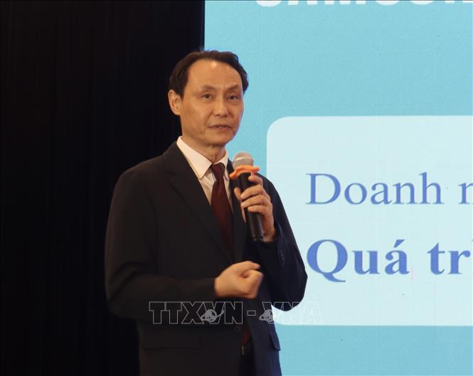 Ông Jang Yoon Ho, Giám đốc Nhóm hợp tác đối tác Samsung Vietnam chia sẻ hoạt động hỗ trợ xây dựng nhà máy thông minh tại hội thảo. Ảnh: Xuân Anh - TTXVN