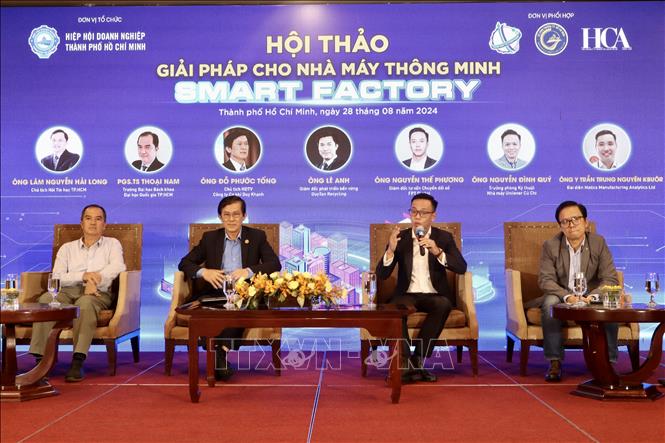 Các chuyên gia chia sẻ quy trình chuyển đổi nhà máy thông minh tại hội thảo. Ảnh: Xuân Anh - TTXVN