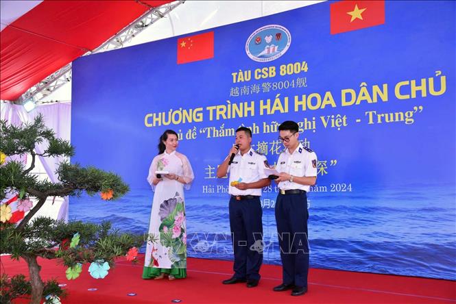 Quang cảnh buổi hái hoa dân chủ trên tàu Cảnh sát biển 8004. Ảnh: Hoàng Ngọc - TTXVN