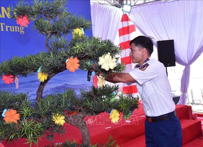 Quang cảnh giao lưu hái hoa dân chủ trên tàu Cảnh sát biển 8004. Ảnh: Hoàng Ngọc - TTXVN