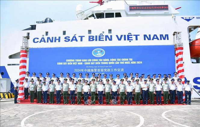 Đoàn công tác Cảnh sát biển Trung Quốc do Thiếu tướng Lưu Hậu Kiệt, Phó Chính ủy, Cảnh sát biển Trung Quốc làm Trưởng đoàn tới thăm và làm việc tại Hải Đoàn 11 và tàu CSB 8004. Ảnh: Hoàng Ngọc - TTXVN