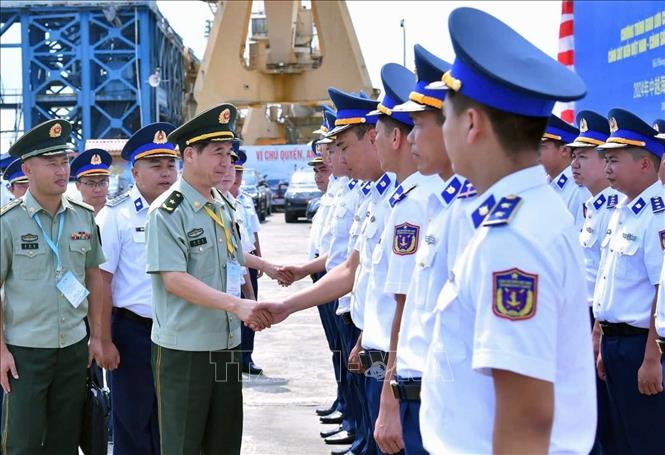 Đoàn công tác Cảnh sát biển Trung Quốc do Thiếu tướng Lưu Hậu Kiệt, Phó Chính ủy, Cảnh sát biển Trung Quốc làm Trưởng đoàn tới thăm và làm việc tại tại Hải Đoàn 11 và tàu CSB 8004. Ảnh: Hoàng Ngọc - TTXVN