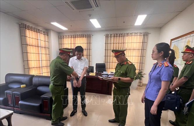 Công bố lệnh khám xét nơi ở của bị can Nguyễn Trọng Thức, Phó giám đốc Sở Công thương tỉnh Lai Châu. Ảnh: TTXVN phát