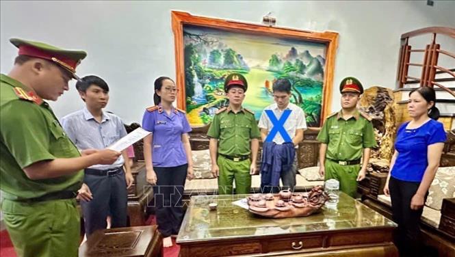 Công bố lệnh bắt bị can để tạm giam đối với Nguyễn Trọng Thức, Phó giám đốc Sở Công thương tỉnh Lai Châu. Ảnh: TTXVN phát